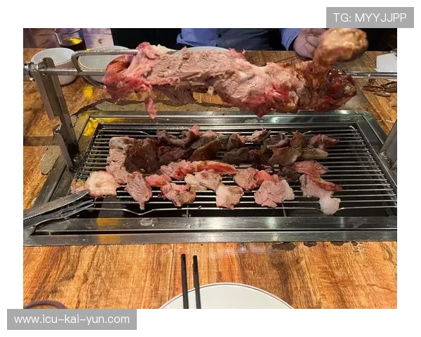 球员进球后从袜子里掏出烤全羊，当场撕了一只羊腿边啃边跑